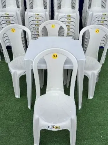 jogo de mesa com 04 cadeiras plásticas.