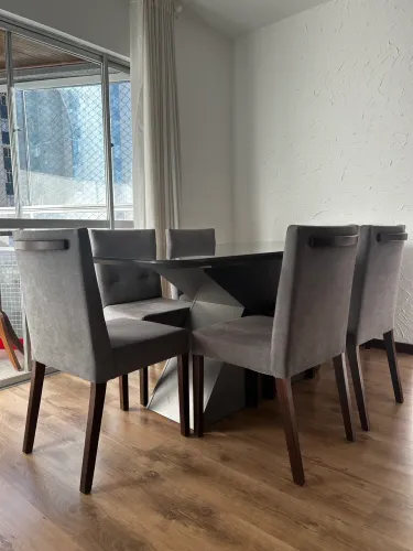 Mesa com 6 cadeiras de madeira estofada em linho