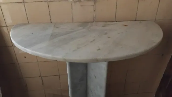V/T Mesa com tampo e base de mármore em perfeito estado 