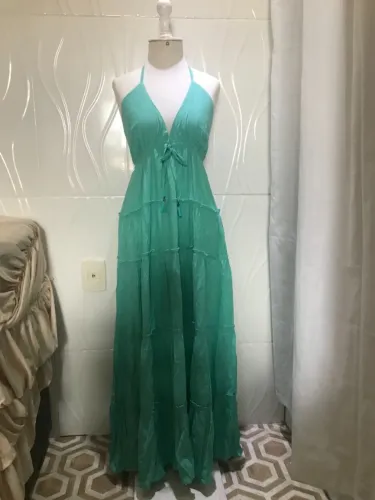 Vestido Longo Verde-Água com Decote V Profundo e Saia em Camadas