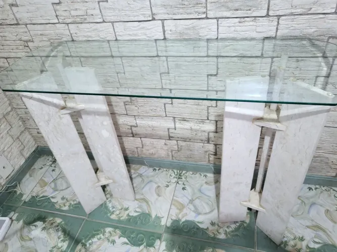 Aparador com tampo de vidro com base de mármore