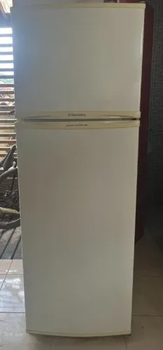 Geladeira Electrolux double dc 360 110v c/transformador 220