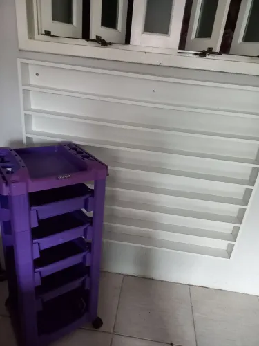 Vendece expositor grande de esmalte 100%mdf mais carinho auxiliar.