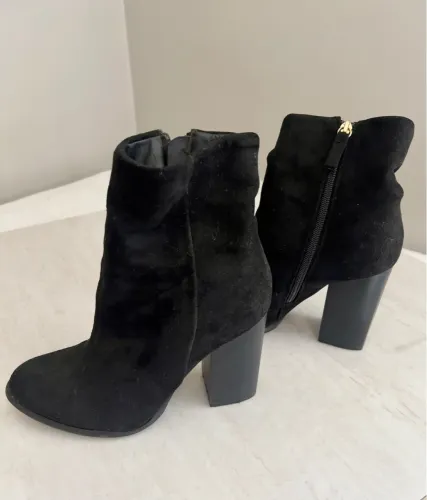 Botas Femininas de Couro nobuk Preto - tamanho 35