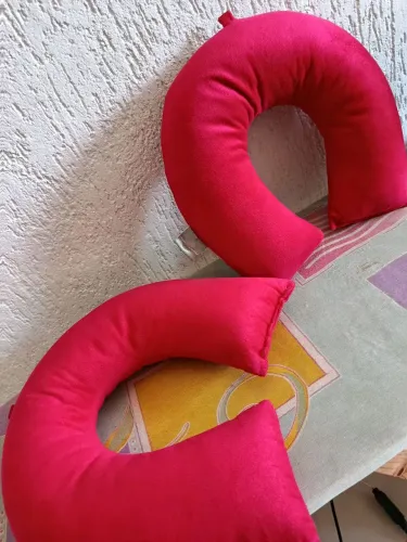Almofada de pescoço novo 25 reais cada uma.