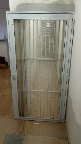 Portão completo batente de alumínio branco com proteção tela de inseto 2,12 x 1,09   
