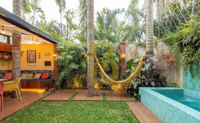 Linda casa em condomínio fechado, com espaço gourmet e um quintal convidativo localizado n