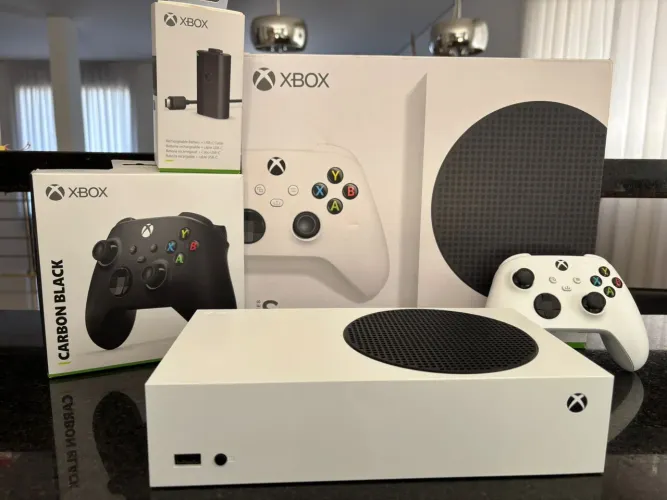 Xbox Series S Branco. 2 controles wireless e 1 bateria recarregável