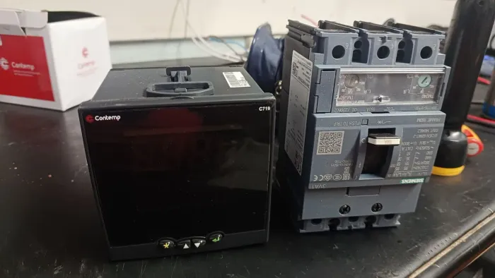Controlador Contemp + Disjuntor tripolar