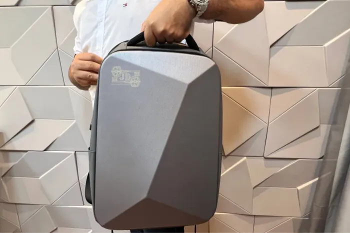 Mochila Unissex 14" À Prova D'água - Nova e Espaçosa!