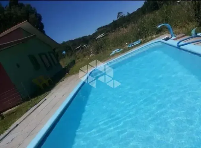 Chácara em condomínio com casa e piscina próximo à Caxias do Sul