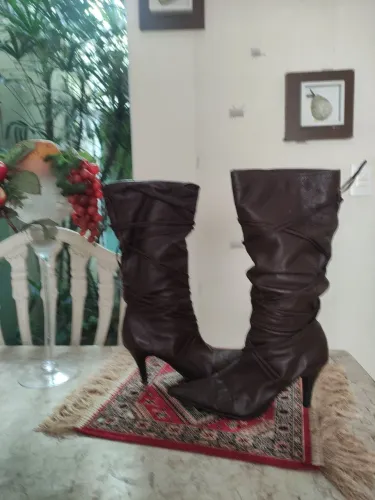 Botas de Couro Marrom Elegantes