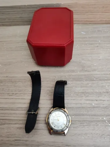 Relogio mondaine original usado com defeito