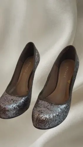 Sapato scarpin salto alto prateado com glitter