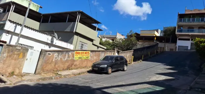Imóvel 372 m2 com 2 casas grandes