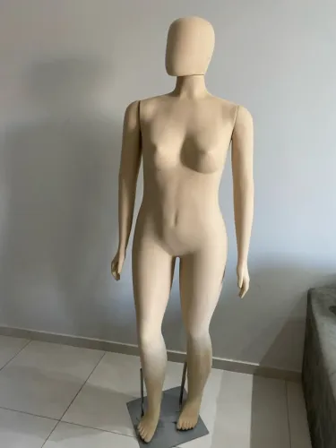 MANEQUIM PLUS