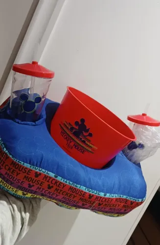 Kit almofada com porta copo e balde de pipoca  Do personagem Mickey