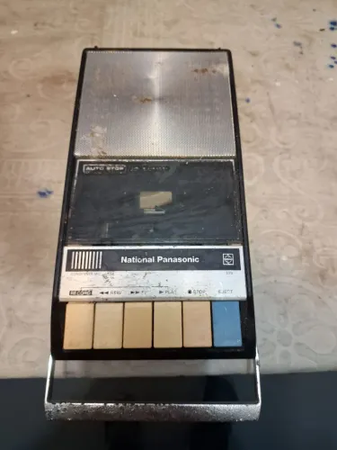 Gravador antigo  nao sei se funciona  serve para decoração consertar ou retirada de peças 