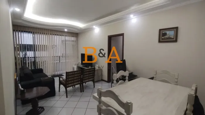 Apartamento de 3 quartos com varanda e 2 vagas cobertas em excelente localização em Cabo F