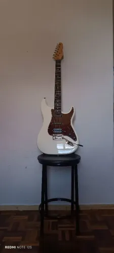 Kit Completo de Guitarra Giannini, Amplificador e Acessórios (usado)