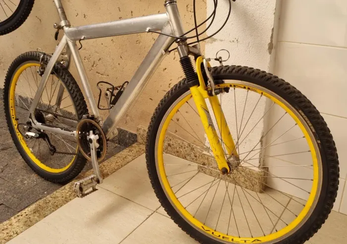 Bike quadro de alumínio.  Montada com peças shimano.  Bom estado de conservação. 