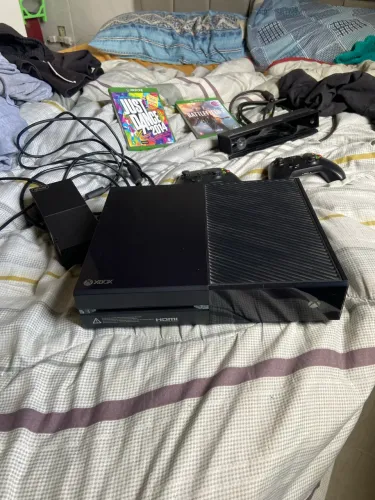 Xbox one 500mb 2 controles + kinect + 2 jogos físicos