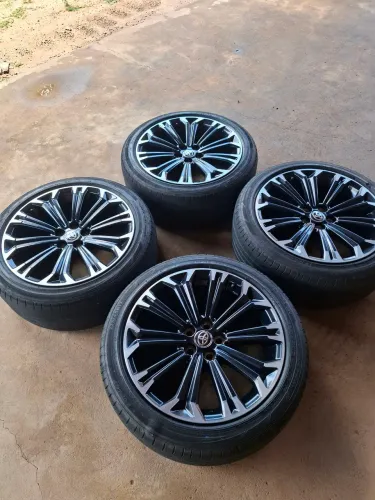 Vendo rodas do corola GR originais com pneus