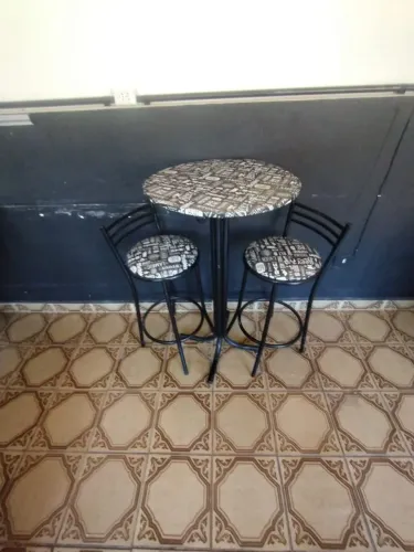 Mesa de bar com bancos 