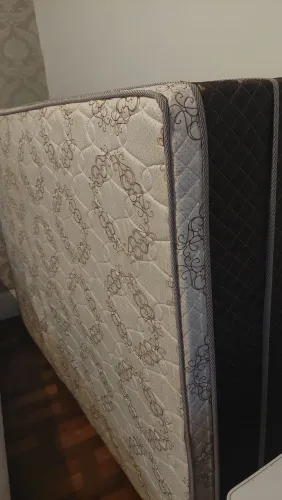 Cama box conjugado com molas ensacadas, usado em boas condições com pequenas manchas.