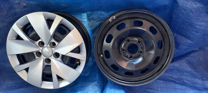 Rodas com calotas, 5 furos semi novas! Mais 4 pneus por apenas R$ 750.00 passo cartão.