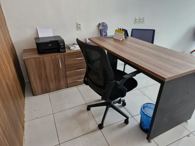 Mesa diretor em L com 3 prateleiras internas, 3 gavetas e 1 nicho