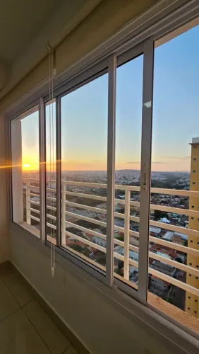 Apartamento 2 Quartos - Armários Planejados - Andar alto - Claro e Arejado com Vista