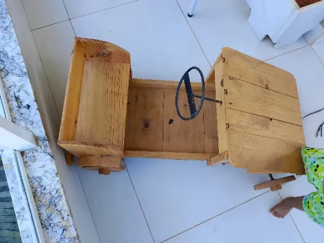 Carro de madeira artesanal para criança