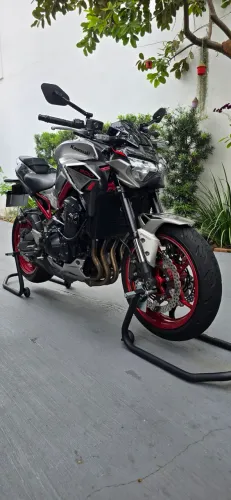 Kawasaki Z900 2023 | 24.700 km | Impecável + Acessórios