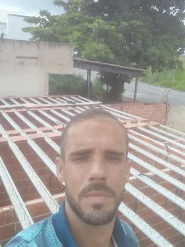 Pedreiro e ladrilheiro disponível 