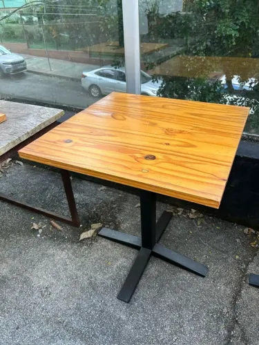 Mesa quadrada 70x70 - Madeira e metal