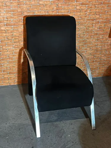 Duas poltronas Vênus na cor preta. ? Estofamento: Tecido macio (veludo)