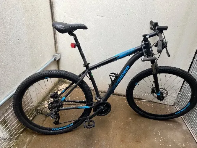 Bicicleta Rockrider ST100 c/ Freio Hidráulico + Cadeado + Laternas + Porta-garrafa