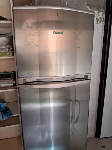 Geladeira com defeito.