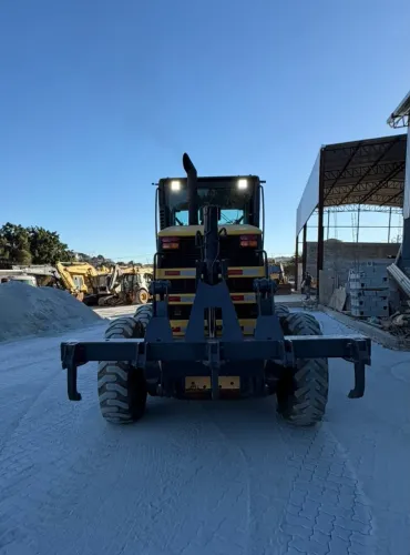 MOTONIVELADORA NEW HOLLAND RG140 2013