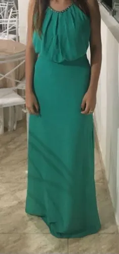 Vende-se vestido, usado apenas uma vez.