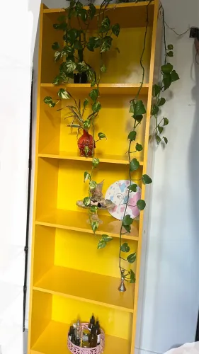 Armário amarelo com prateleiras