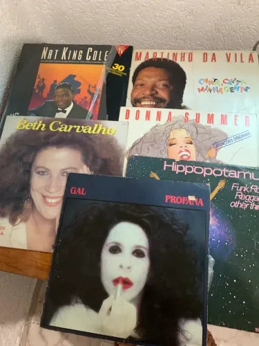 Discos antigos e capas cds