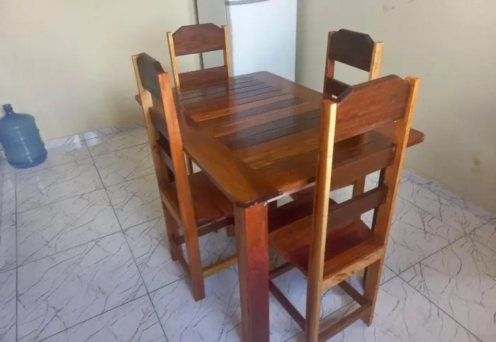 Mesa com 4 cadeiras
