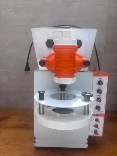Máquina modeladora de salgados