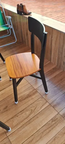 Vendo de 4 cadeiras de madeira massissa com apenas 2 meses de uso por 800,00 reais