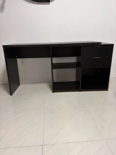 Escrivaninha preta usada