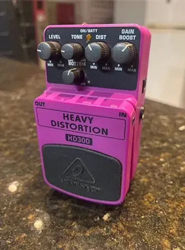 Pedal de Distorção Behringer Heavy Distortion HD300