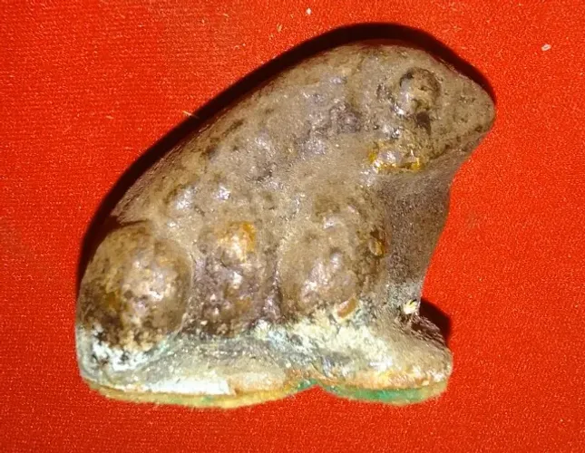 Antiga e rara escultura ferro fundido representando Sapo peça marcada fabricante