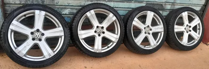 Roda 18 furação 5x100 com 4 pirrelli 225 40 18